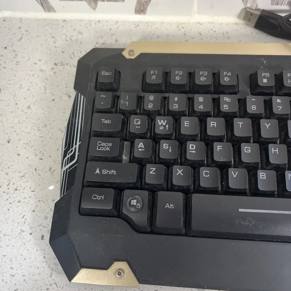 Tt Esports Keyboard Model‎ KB-CMC-PLBL Gold And Black Missing Foot